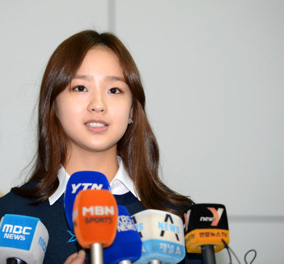 ‘체조요정’ 손연재가 9일 인천공항을 통해 러시아로 출국하면서 취재진과 인터뷰를 하고 있다.