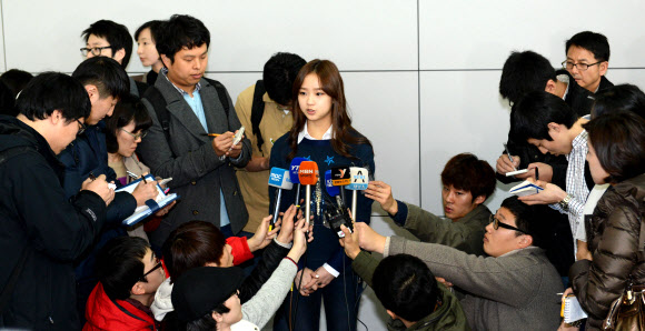 ‘체조요정’ 손연재가 9일 인천공항을 통해 러시아로 출국하면서 취재진과 인터뷰를 하고 있다.