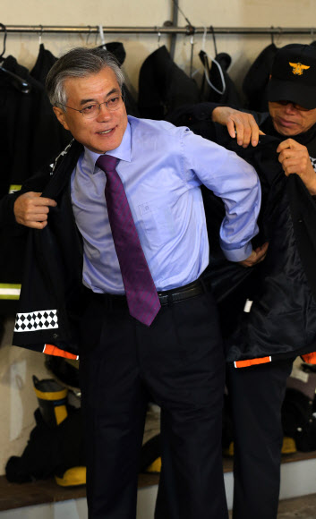 ‘소방의 날’인 9일 오전 민주통합당 문재인 후보가 광주 서부소방서를 방문, 소방대원복을 입고 있다. 연합뉴스