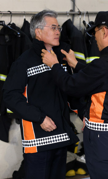 ‘소방의 날’인 9일 오전 민주통합당 문재인 후보가 광주 서부소방서를 방문, 소방대원복을 입고 있다. 연합뉴스