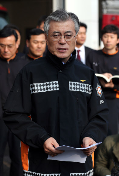 ‘소방의 날’인 9일 오전 민주통합당 문재인 후보가 광주 서부소방서를 방문, 소방대원복을 입고 있다. 연합뉴스