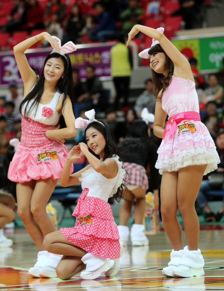11일 울산동천체육관에서 열린 프로농구 울산 모비스와 원주 동부의 경기에 앞서 모비스 치어리더들이 깜찍한 율동을 선보이고 있다. 연합뉴스