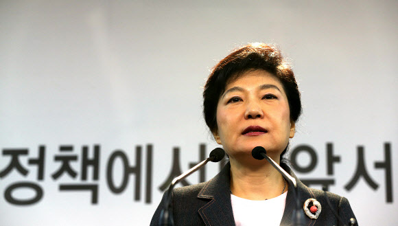새누리당 박근혜 대선후보가 11일 오후 서울 여의도 당사에서 가계부채 해결을 위한 7대 정책과제를 발표하고 있다. 박 후보는 최대 18조원 규모의 ‘국민행복기금’을 만들어 가계부채 문제를 해결하는 방안을 대선공약으로 추진하겠다고 밝혔다. 연합뉴스