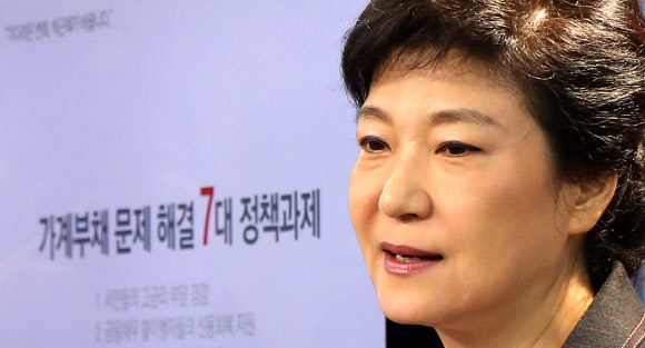새누리당 박근혜 대선후보가 11일 오후 서울 여의도 당사에서 가계부채 해결을 위한 7대 정책과제를 발표하고 있다. 연합뉴스