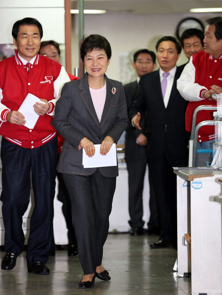 새누리당 박근혜 대선후보가 11일 오후 서울 여의도 당사에서 가계부채 해결을 위한 7대 정책과제를 발표하기 위해 기자실로 들어서고 있다.  연합뉴스