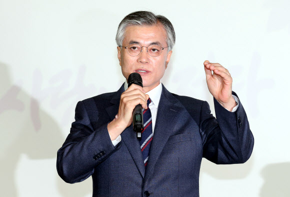 민주통합당 문재인 대선 후보가 11일 오전 국회 헌정기념관에서 종합정책을 발표한뒤 기자들의 질문에 답하고 있다. 연합뉴스