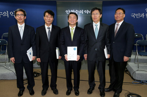 무소속 안철수 대선 후보가 11일 서울 종로구 공평동 선거캠프에서 차기정부의 7대 비전과 정책과제, 정책약속 및 실천과제를 담은 공약집 ‘안철수의 약속’을 발표한 뒤 장하성 국민정책본부장, 윤영관 전 외교부장관 등 국정자문단과 기념촬영하고 있다. 사진 왼쪽부터 조광희 비서실장, 장하성 본부장, 안철수 후보, 윤영관 전 장관, 전성인 홍익대교수. 연합뉴스