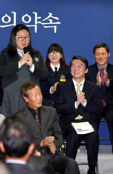 무소속 안철수 대선 후보가 11일 서울 종로구 공평동 선거캠프에서 대선공약집 ‘안철수의 약속’을 발표 하기에 앞서 청소년 정책 수립에 참여한 한 여고생의 발언을 듣고 있다. 연합뉴스