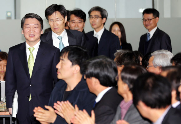 무소속 안철수 대선 후보가 11일 서울 종로구 공평동 선거캠프에서 차기정부의 7대 비전과 정책과제, 정책약속 및 실천과제를 담은 공약집 ‘안철수의 약속’을 발표하기 위해 기자회견장으로 입장하고 있다. 연합뉴스