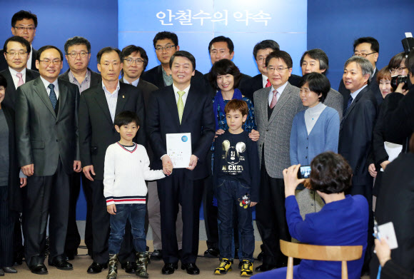 무소속 안철수 대선 후보가 11일 서울 종로구 공평동 선거캠프에서 차기정부의 7대 비전과 정책과제, 정책약속 및 실천과제를 담은 공약집 ‘안철수의 약속’을 발표한 뒤 참석자 들과 기념촬영을 하고 있다.  연합뉴스