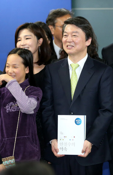 무소속 안철수 대선 후보가 11일 서울 종로구 공평동 선거캠프에서 차기정부의 7대 비전과 정책과제, 정책약속 및 실천과제를 담은 공약집 ‘안철수의 약속’을 발표하고 있다. 연합뉴스