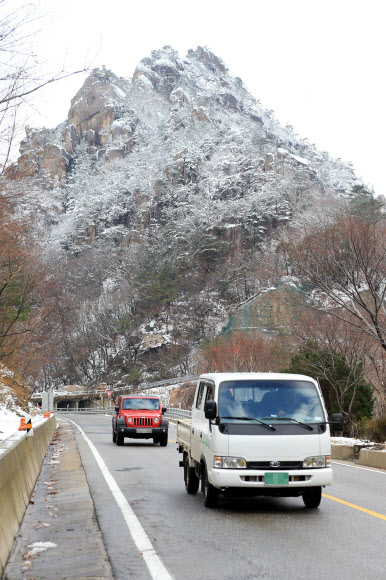 설악산과 대관령을 비롯한 영동산간 고지대에 눈이 내린 12일 눈꽃이 만발한 한계령 고갯길을 차량들이 조심운전을 하고 있다.  연합뉴스