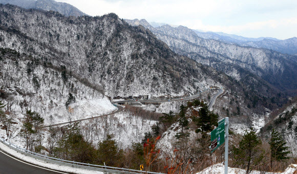 설악산과 대관령을 비롯한 영동산간 고지대에 눈이 내린 12일 눈꽃이 만발한 한계령. 연합뉴스