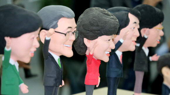 12일 국회에서 열린 ‘시사IN 캐리돌 국회점거사건’ 행사에서 새누리당 박근혜, 민주통합당 문재인, 무소속 안철수, 진보정의당 심상정, 통합진보당 이정희 대선후보 등 정치인의 캐리돌이 등장해 관심을 끌고 있다. 캐리돌은 캐리커처의 특징을 살려 만든 인형이다. 연합뉴스