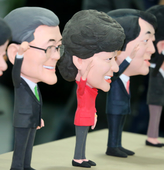 12일 국회에서 열린 ‘시사IN 캐리돌 국회점거사건’ 행사에서 새누리당 박근혜, 민주통합당 문재인, 무소속 안철수, 진보정의당 심상정, 통합진보당 이정희 대선후보 등 정치인의 캐리돌이 등장해 관심을 끌고 있다. 캐리돌은 캐리커처의 특징을 살려 만든 인형이다. 연합뉴스