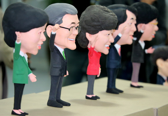 12일 국회에서 열린 ‘시사IN 캐리돌 국회점거사건’ 행사에서 새누리당 박근혜, 민주통합당 문재인, 무소속 안철수, 진보정의당 심상정, 통합진보당 이정희 대선후보 등 정치인의 캐리돌이 등장해 관심을 끌고 있다. 캐리돌은 캐리커처의 특징을 살려 만든 인형이다. 연합뉴스