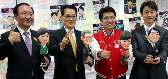 민주통합당 박지원 원내대표 등 각 대선후보측 의원들이 12일 국회에서 열린 ‘시사IN 캐리돌 국회점거사건’ 행사에서 새누리당 박근혜, 민주통합당 문재인, 무소속 안철수, 진보정의당 심상정 후보의 캐리돌을 들고 기념촬영하고 있다. 오른쪽부터 송호창 김상민 박지원 노회찬.  연합뉴스