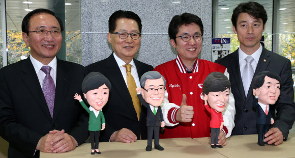 민주통합당 박지원 원내대표 등 각 대선후보측 의원들이 12일 국회에서 열린 ‘시사IN 캐리돌 국회점거사건’ 행사에서 새누리당 박근혜, 민주통합당 문재인, 무소속 안철수, 진보정의당 심상정 후보의 캐리돌을 들고 기념촬영하고 있다. 오른쪽부터 송호창 김상민 박지원 노회찬.  연합뉴스