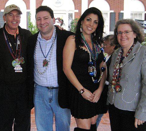 불륜으로 사임한 데이비드 퍼트레이어스 전 미국 CIA국장의 ‘제3의 여인’으로 알려진 질 켈리가 2010년 퍼트레이어스 부부와 함께 찍은 사진. 왼쪽부터 퍼트레이어스, 켈리의 남편 스콧, 켈리, 퍼트레이어스의 부인 홀리.  데일리메일 제공