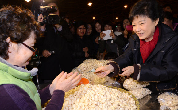 새누리당 박근혜 대선후보가 13일 오전 충남 천안시 서북구 신당동 농수산물시장을 방문 깐마늘과 생강을 사고 있다.  연합뉴스