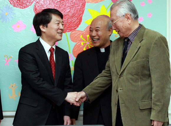 무소속 안철수 대선후보가 13일 오후 서울 종로구 신교동 푸르메재단을 방문, 재단이사장인 김성수 대한성공회 주교와 면담하기에 앞서 악수하고 있다. 연합뉴스