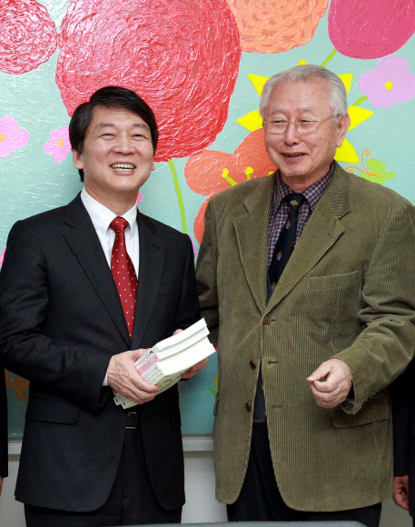 무소속 안철수 대선후보가 13일 오후 서울 종로구 신교동 푸르메재단을 방문, 재단이사장인 김성수 대한성공회 주교와 면담하기에 앞서 책을 선물받고 있다.  연합뉴스