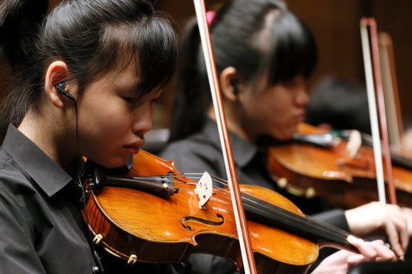 시각장애 특수학교인 인천혜광학교의 한 학생이 14일 오전 인천시 남동구 인천종합문화예술회관에서 열리는 연주회를 앞두고 바이올린을 켜며 예행연습을 하고 있다. 연합뉴스