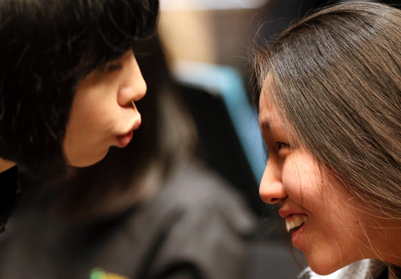 시각장애 특수학교인 인천혜광학교 오케스트라 단원들이 14일 오전 인천시 남동구 인천종합문화예술회관에서 열리는 연주회를 앞두고 서로 격려하고 있다. 연합뉴스