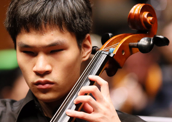 시각장애 특수학교인 인천혜광학교의 한 학생이 14일 오전 인천시 남동구 인천종합문화예술회관에서 열리는 연주회를 앞두고 첼로를 켜며 예행연습을 하고 있다. 연합뉴스