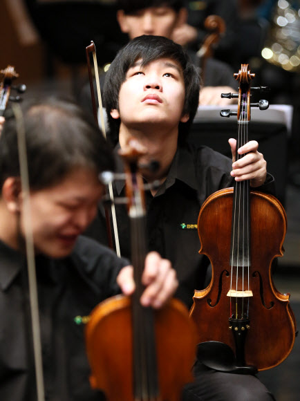 시각장애 특수학교인 인천혜광학교 학생들이 14일 오전 인천시 남동구 인천종합문화예술회관에서 열리는 연주회를 앞두고 예행연습을 하는 도중 악보를 되뇌고 있다. 연합뉴스