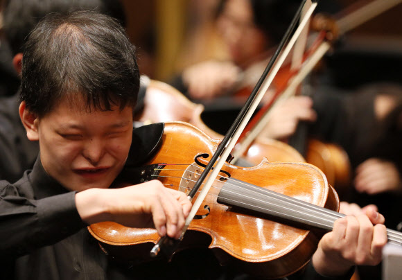 시각장애 특수학교인 인천혜광학교의 한 학생이 14일 오전 인천시 남동구 인천종합문화예술회관에서 열리는 연주회를 앞두고 바이올린을 켜며 예행연습을 하고 있다. 연합뉴스