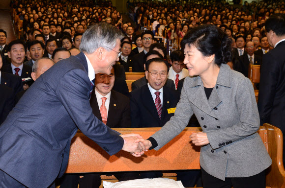 새누리당 박근혜 대선후보와 민주통합당 문재인 대선후보가 14일 오전 여의도 순복음교회에서 열린 국가조찬기도회에 참석해 악수를 하고 있다. 연합뉴스