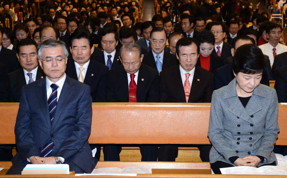 새누리당 박근혜 대선후보와 민주통합당 문재인 대선후보가 14일 오전 여의도 순복음교회에서 열린 국가조찬기도회에 나란히 참석해 기도하고 있다. 연합뉴스