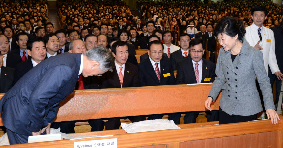 새누리당 박근혜 대선후보와 민주통합당 문재인 대선후보가 14일 오전 여의도 순복음교회에서 열린 국가조찬기도회에 나란히 참석해 인사를 나누고 있다. 연합뉴스