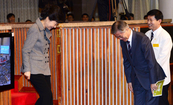 새누리당 박근혜 대선후보와 민주통합당 문재인 대선후보가 14일 오전 여의도 순복음교회에서 열린 국가조찬기도회에 참석, 축사를 하려고 이동하다 서로 길을 양보하고 있다. 연합뉴스