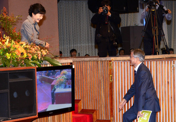 새누리당 박근혜 대선후보와 민주통합당 문재인 대선후보가 14일 오전 여의도 순복음교회에서 열린 국가조찬기도회에 참석, 축사를 하려고 이동하다 서로 길을 양보하고 있다. 연합뉴스