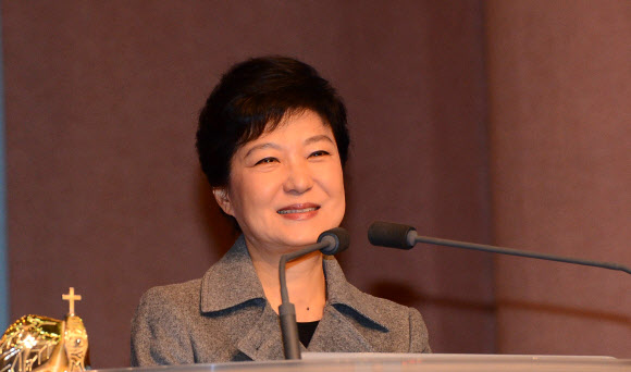 새누리당 박근혜 대선후보가 14일 오전 여의도 순복음교회에서 열린 국가조찬기도회에 참석, 인사말을 하고 있다. 연합뉴스