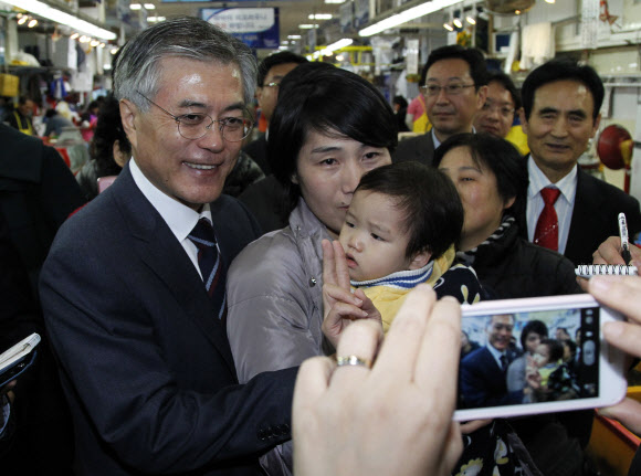 민주통합당 문재인 대선후보가 14일 오후 부산 남포동 자갈치 시장을 방문, 시장 내 상가를 다니며 상인들과 인사하던중 만난 시민들과 기념사진을 찍고 있다.  연합뉴스