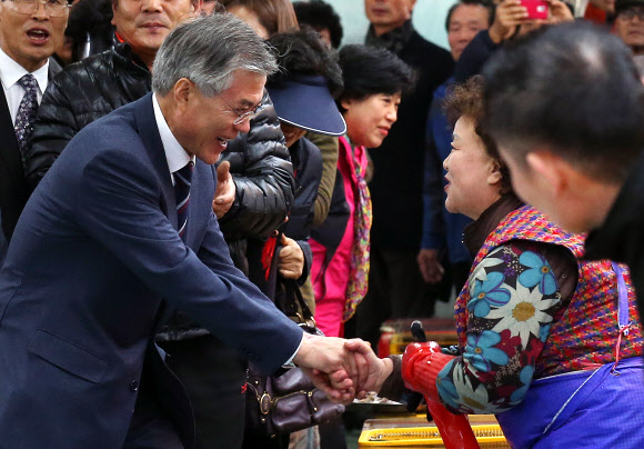 민주통합당 문재인 대선후보가 14일 오후 부산 남포동 자갈치 시장을 방문, 시장 내 상가를 다니며 상인들과 인사하고 있다. 연합뉴스