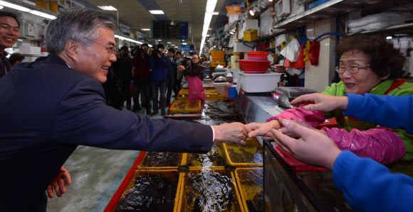 민주통합당 문재인 대선후보가 14일 오후 부산 남포동 자갈치 시장을 방문, 시장 내 상가를 다니며 상인들과 인사하고 있다.  연합뉴스