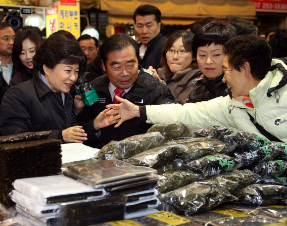 새누리당 박근혜 대선후보가 14일 오후 충북 청주시 상당구 석교동 육거리시장을 방문, 김과 다시마 등을 파는 가게를 들러 한 시민과 인사를 나누고 있다. 연합뉴스