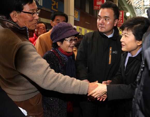 새누리당 박근혜 대선후보가 14일 오후 충북 청주시 상당구 석교동 육거리시장을 방문, 시민들과 인사를 나누고 있다.  연합뉴스