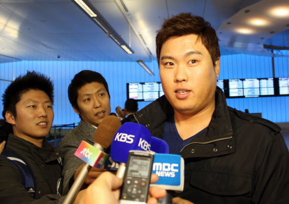 류현진(25.한화 이글스)이  미국 프로야구 로스앤젤레스 다저스와 입단 협상을 벌이기 위해 지난 14일 (현지시간) 로스앤젤레스 국제공항에 도착했다.  연합뉴스