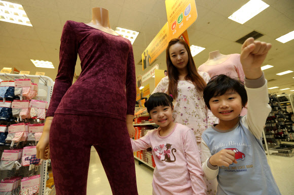 15일 이마트 용산점에서 모델들이 다양한 내복을 선보이고 있다. 이마트는 겨울철을 맞아 성인용 내복을 9천8백원에 아동용은 6천8백원에 발열기능성인용 내복을 1만9천8백원에 판매한다. 한편 이날부터 2주동안 언더웨어 대전을 열고 주요상품을 최대 70% 할인된 가격에 판매한다고 이마트는 밝혔다. 연합뉴스