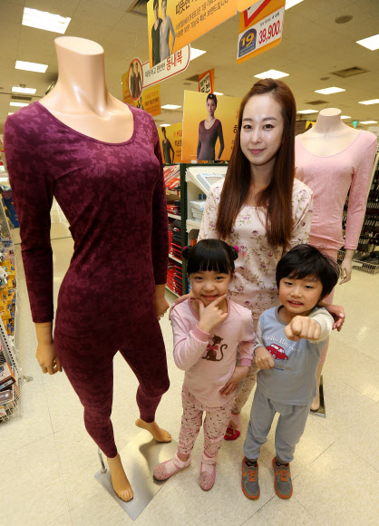 15일 이마트 용산점에서 모델들이 다양한 내복을 선보이고 있다. 이마트는 겨울철을 맞아 성인용 내복을 9천8백원에 아동용은 6천8백원에 발열기능성인용 내복을 1만9천8백원에 판매한다. 한편 이날부터 2주동안 언더웨어 대전을 열고 주요상품을 최대 70% 할인된 가격에 판매한다고 이마트는 밝혔다. 연합뉴스