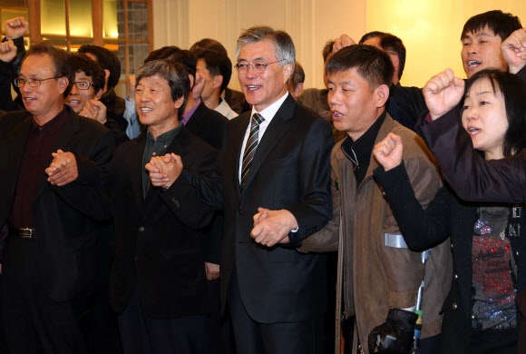 민주통합당 문재인 대선후보가 15일 오전 경남 창원 상남동 웨딩클럽 K에서 열린 변호사 시절 변론 당사자들과의 만남 행사를 마친뒤 참석자들과 기념사진을 찍으며 파이팅을 외치고 있다.     연합뉴스