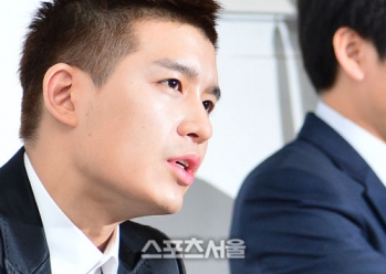 사기 혐의를 받고 있는 젝스키스 출신 가수 강성훈이 15일 서울 강남구 신사동의 한 빌딩에서 기자회견을 열고 심경을 밝히고 있다.