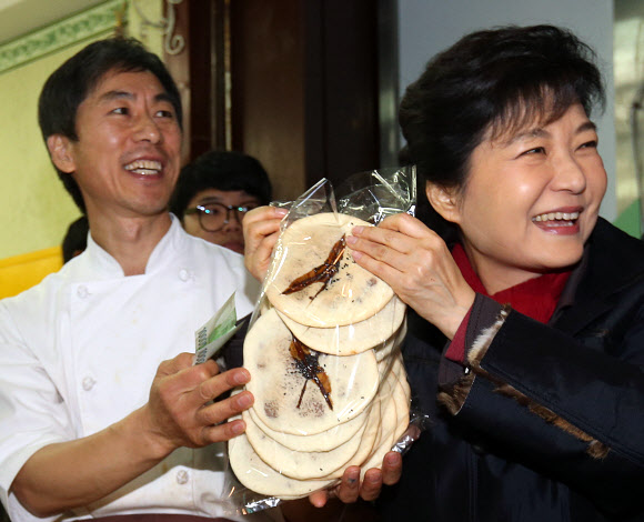 새누리당 박근혜 대선후보가 16일 오후 경남 창원시 성산구 가음동 가음정시장을 방문, 빵집에 들러 공갈빵을 사고 있다.  연합뉴스