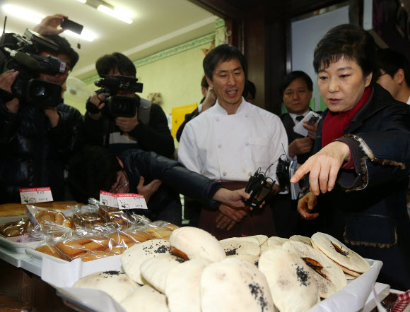 새누리당 박근혜 대선후보가 16일 오후 경남 창원시 성산구 가음동 가음정시장을 방문, 빵집에 들러 공갈빵을 사고 있다. 연합뉴스