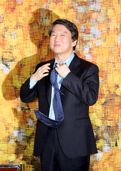 무소속 안철수 대선후보가 16일 오후 서울 동작구 대방동 서울여성플라자에서 열린 ‘2012 대선 여성유권자 토크콘서트’에 참석, 시작에 앞서 넥타이를 풀고 있다.  연합뉴스